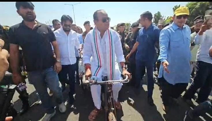 झारखंड: गैस सिलेंडर की किल्लत-महंगाई पर सत्ता पक्ष का हंगामा, रिक्शा चलाकर विधानसभा पहुंचे मंत्री इरफान अंसारी