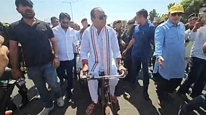 झारखंड: गैस सिलेंडर की किल्लत-महंगाई पर सत्ता पक्ष का हंगामा, रिक्शा चलाकर विधानसभा पहुंचे मंत्री इरफान अंसारी