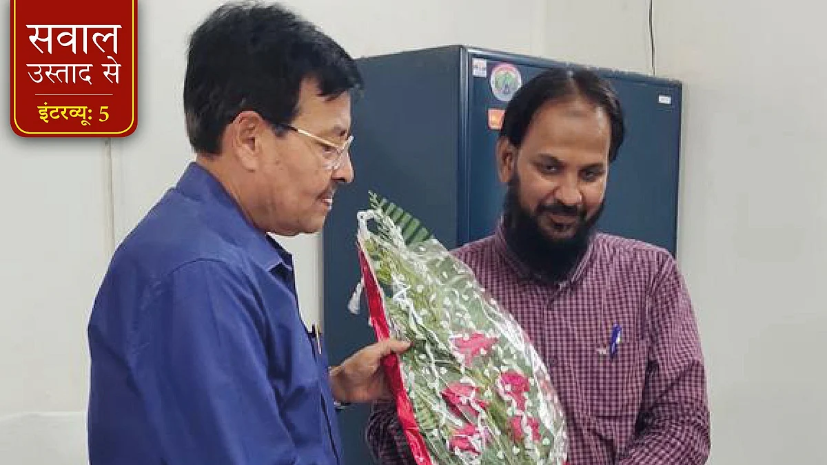 आफताब अहमद मनेरी, अध्यक्ष, उर्दू विभाग, एच.डी. जैन कॉलेज (दाएं)