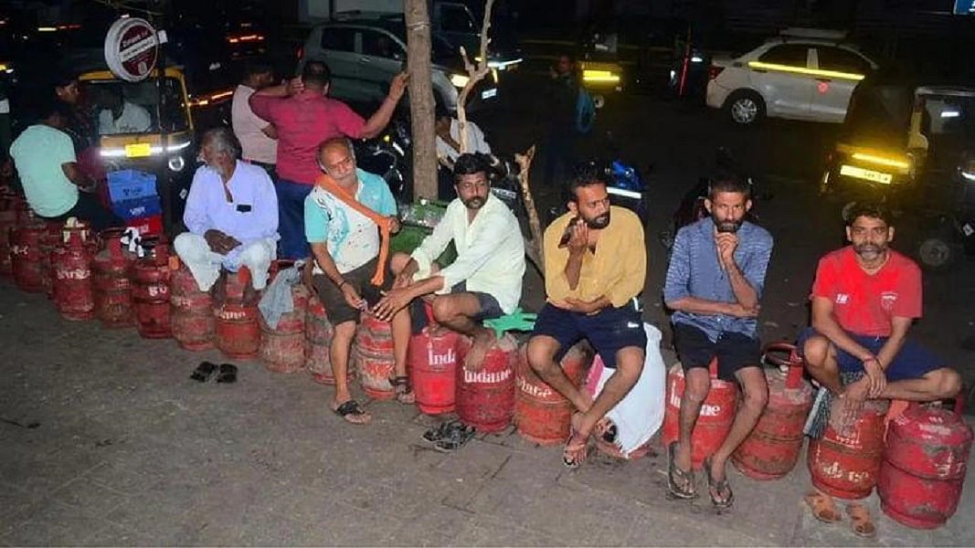 एलपीजी की कमी के कारण अपने गांव लौटने लगे हैं मजदूर, संकट जल्द नहीं सुलझा तो और बिगड़ सकते हैं हालात