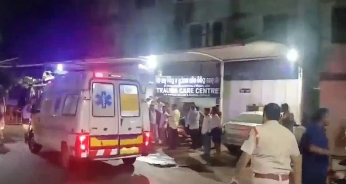 ओडिशा के SCB मेडिकल कॉलेज के ICU में भीषण आग, 10 मरीजों की मौत, 5 की हालत गंभीर 