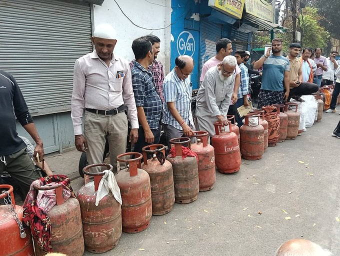 कांग्रेस ने मोदी सरकार को घेरते हुए पूछा- देश में एलपीजी सिलेंडर के लिए लाइनें क्या विपक्ष के कहने पर लगी हैं?