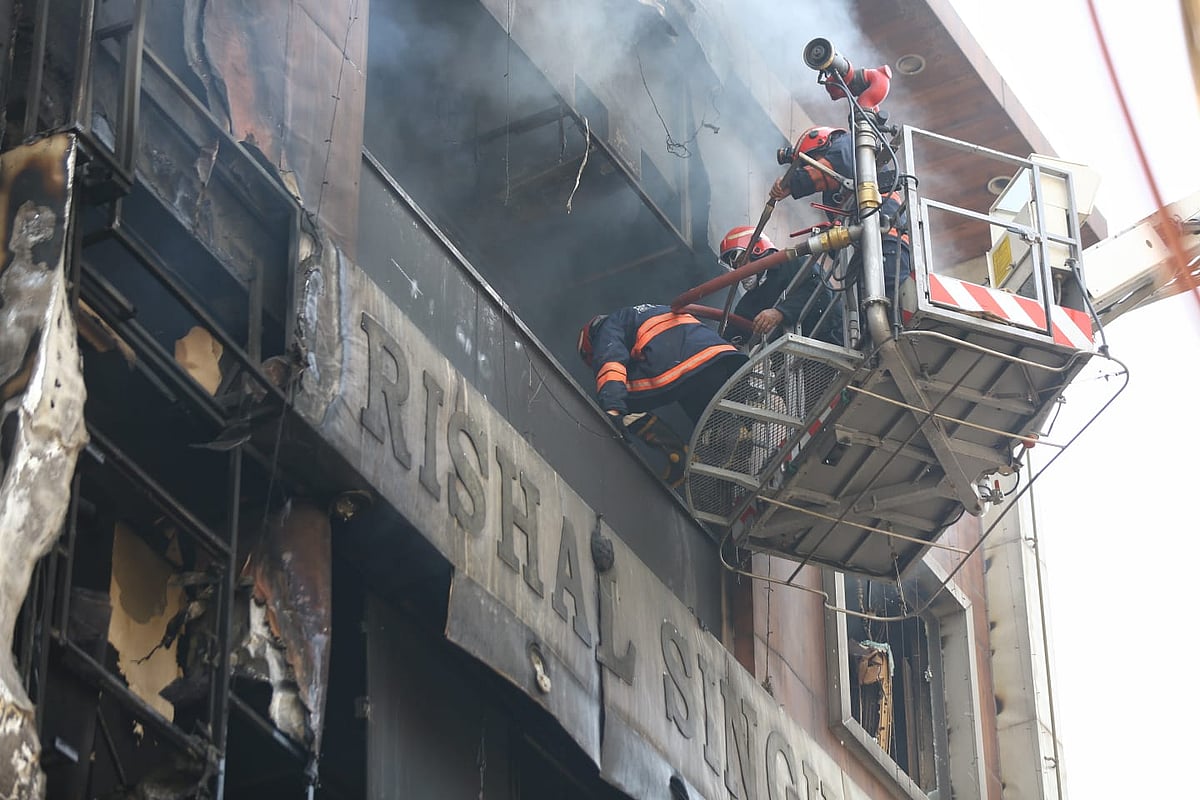 भयावह तस्वीरें: दिल्ली में पालम मेट्रो के पास लगी भीषण आग, 9 की जिंदा जलकर मौत, 2 लोग बिल्डिंग से कूदे