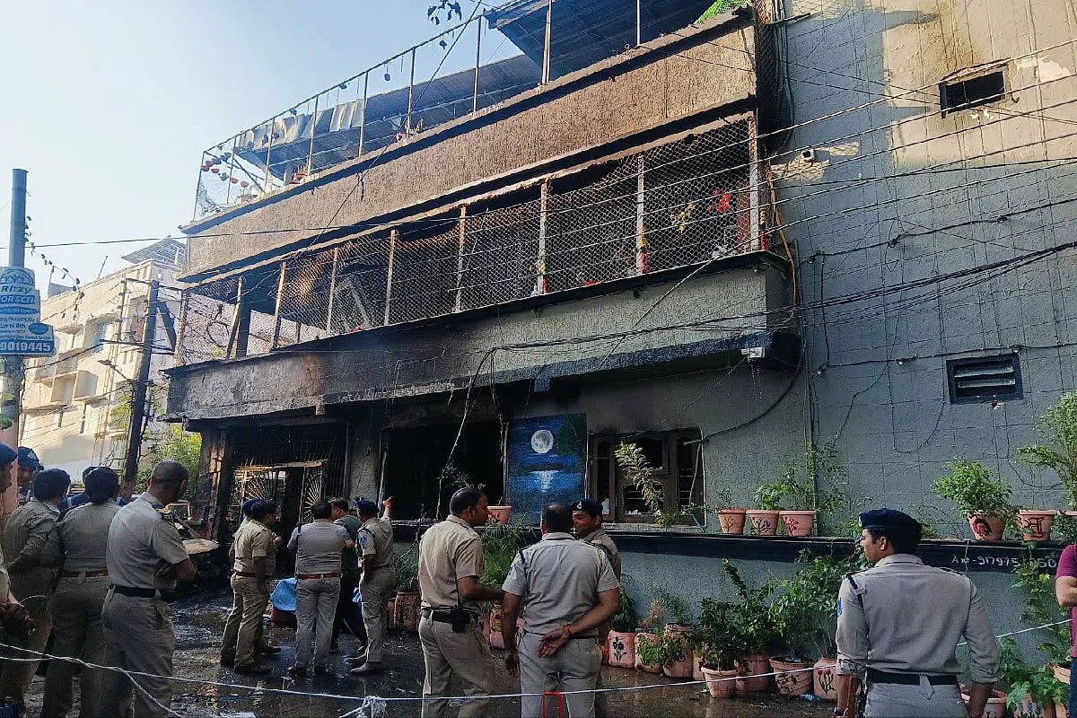 इंदौर: चार्जिंग के दौरान EV में लगी आग, फिर फटने लगे एक के बाद एक कई सिलेंडर, एक ही परिवार के 7 लोग जिंदा जले