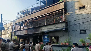 इंदौर: चार्जिंग के दौरान EV में लगी आग, फिर फटने लगे एक के बाद एक कई सिलेंडर, एक ही परिवार के 7 लोग जिंदा जले