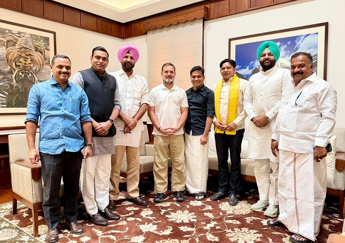 निलंबन खत्म होते ही कांग्रेस सांसदों से मिले राहुल गांधी, चाय पर हुई अहम बातचीत