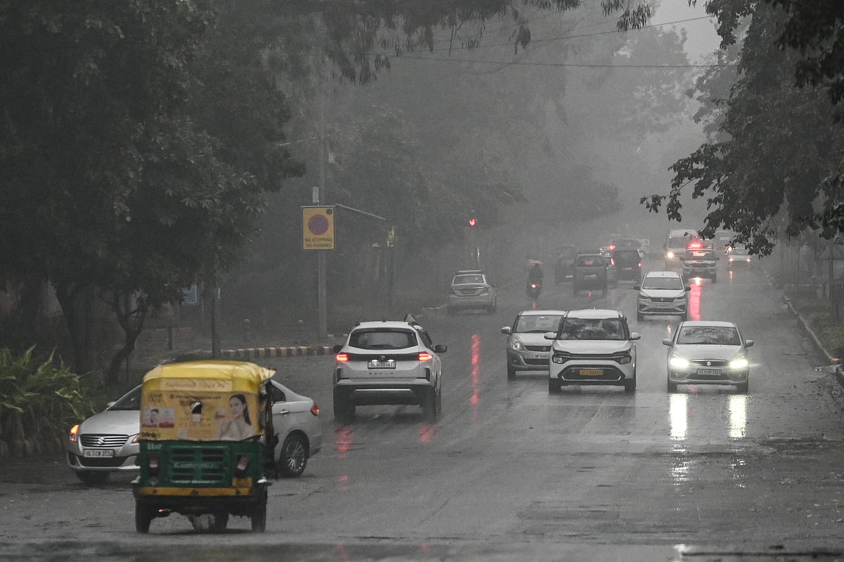 दिल्ली-NCR में बारिशों का दौर जारी, सर्द हवाओं से मौसम हुआ सुहावना, IMD ने जारी किया अलर्ट