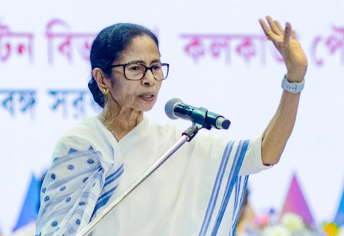 बंगाल चुनाव: ममता बनर्जी ने चुनाव आयोग पर लगाए गंभीर आरोप, बताया- अघोषित आपातकाल जैसे हालात

