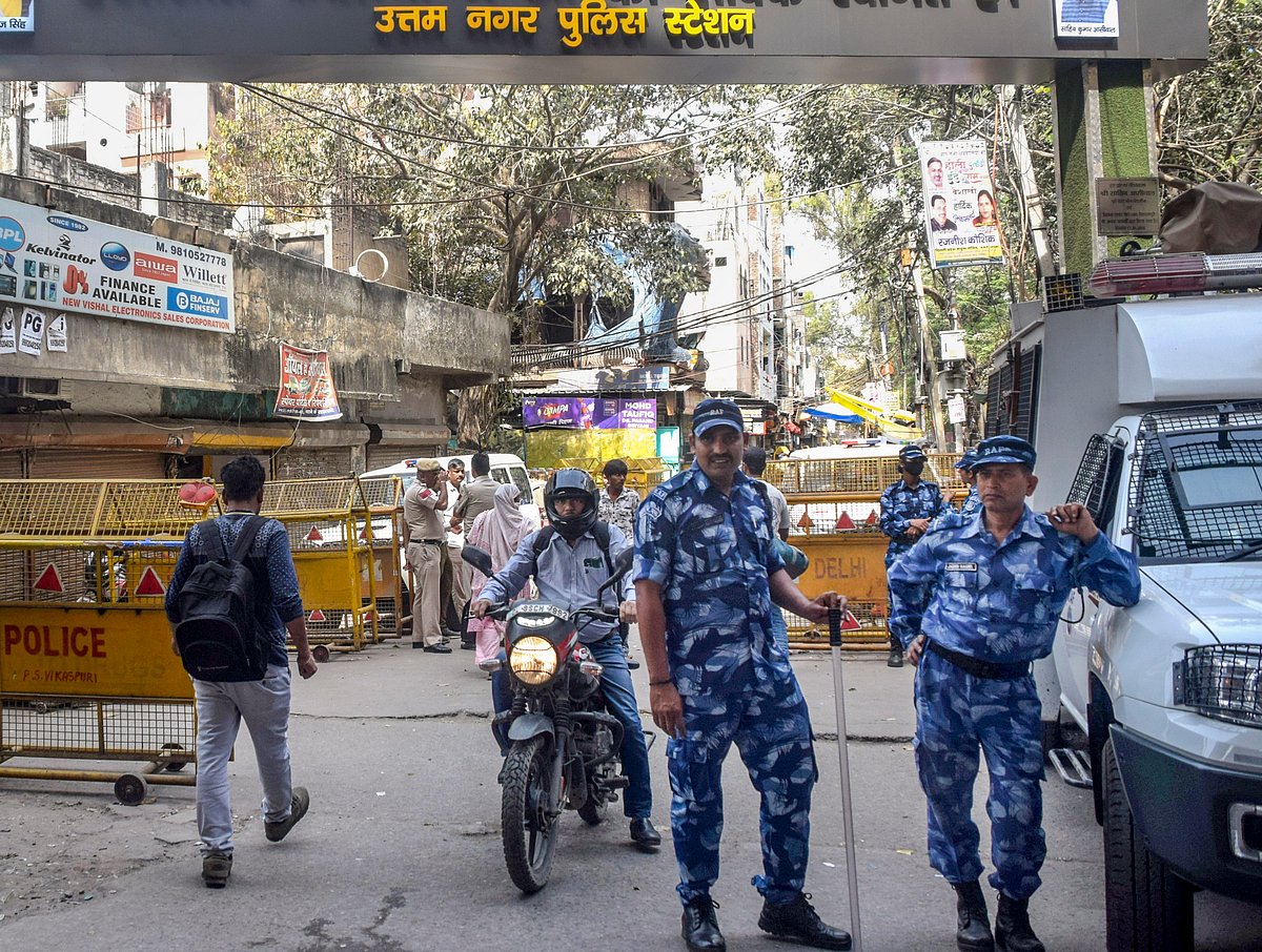 दिल्ली: उत्तम नगर में तनाव के बीच ईद से पहले किले में तब्दील हुआ द्वारका जिला, चप्पे-चप्पे पर पुलिस का पहरा