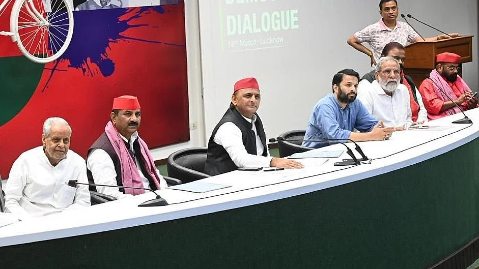 युवाओं के भविष्य से खिलवाड़ कर रही बीजेपी, देश को अंधेरे की तरफ ले जा रही हैः अखिलेश यादव