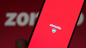LPG संकट के बीच Zomato ने आम लोगों को दिया बड़ा झटका, अब ऑनलाइन खाना मंगाना हुआ महंगा