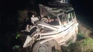 यूपी के आगरा में भीषण सड़क हादसा, बेकाबू बोलेरो गाड़ी पेड़ से टकराई, 5 लोगों की मौके पर ही मौत
