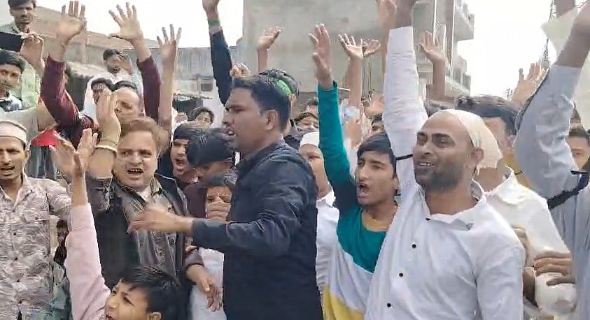 संभल: शिया समुदाय ने काली पट्टी पहनकर अदा की ईद की नमाज, खामेनेई की मौत पर जताया शोक