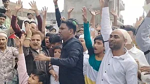 संभल: शिया समुदाय ने काली पट्टी पहनकर अदा की ईद की नमाज, खामेनेई की मौत पर जताया शोक