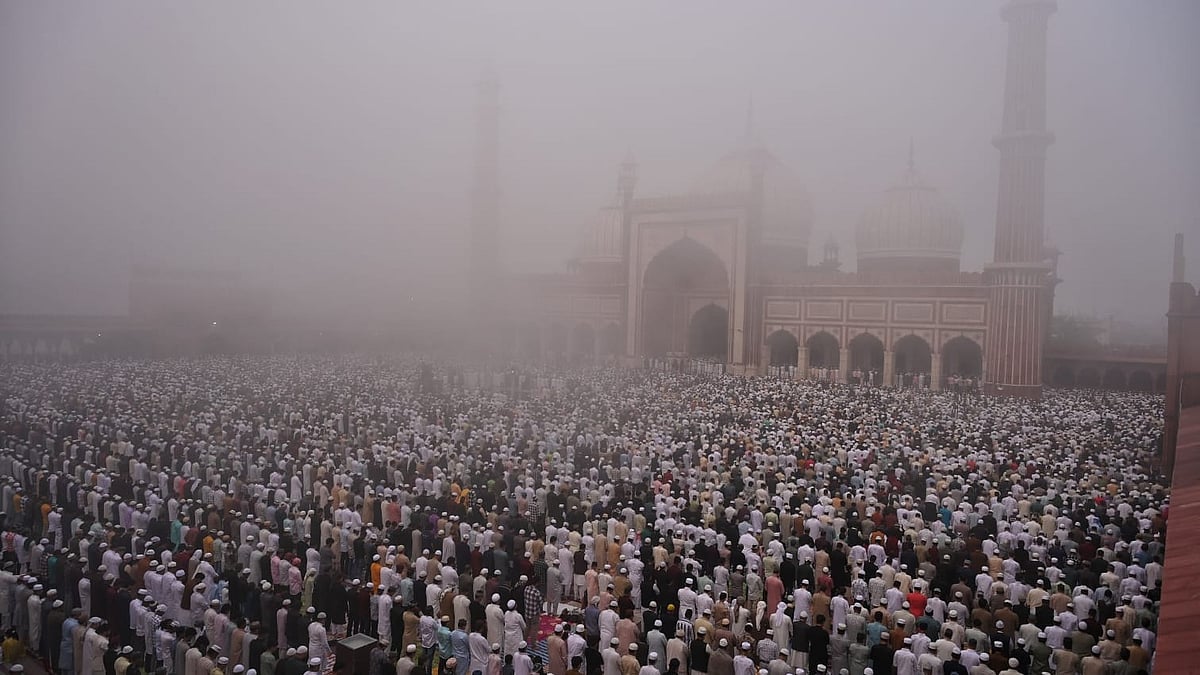सजदे में झुके सिर: देशभर में ईद की धूम, जामा मस्जिद से लेकर अजमेर शरीफ तक जुटी भीड़, अमन-चैन, खुशहाली की मांगी दुआ