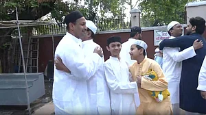 कड़ी सुरक्षा के बीच लखनऊ में मनाई जा रही ईद, मस्जिदों में नमाज अदा करने उमड़ा जनसैलाब