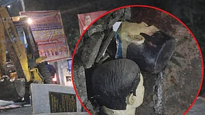 UP: शाहजहांपुर में बुलडोजर से टूटी काकोरी कांड के वीरों की प्रतिमाएं, अखिलेश बोले- अंग्रेजों की मुखबिरी करने वाले...