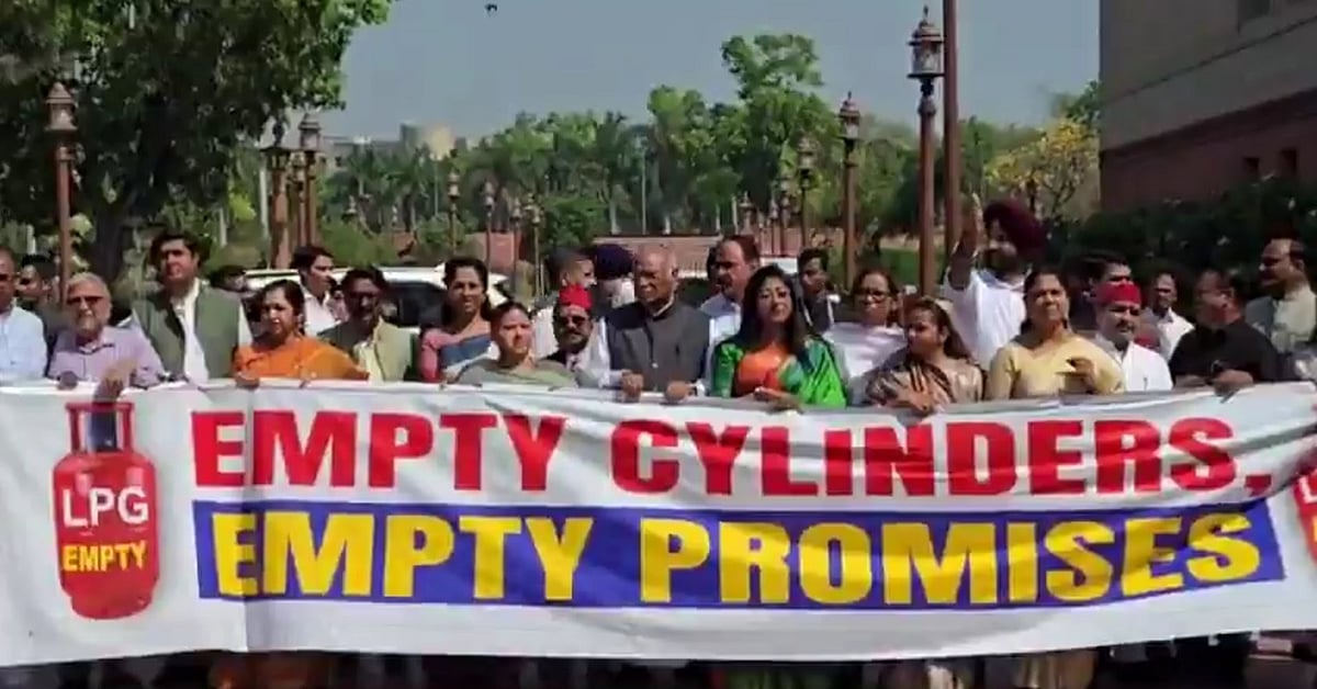 'एम्पिटी सिलेंडर, एम्पिटी प्रॉमिसेस', विपक्ष ने LPG संकट पर संसद परिसर में किया प्रदर्शन