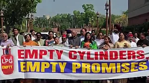 'एम्पिटी सिलेंडर, एम्पिटी प्रॉमिसेस', विपक्ष ने LPG संकट पर संसद परिसर में किया प्रदर्शन