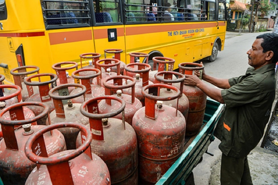 होटलों-रेस्तरां में 'एलपीजी शुल्क' वसूलने पर केंद्र ने लगाई रोक, कहा- उल्लंघन पर होगी सख्त कार्रवाई
