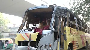 दिल्ली: करोल बाग में भीषण बस हादसा, 25 यात्रियों से भरी बस पलटी, 2 लोगों की दर्दनाक मौत