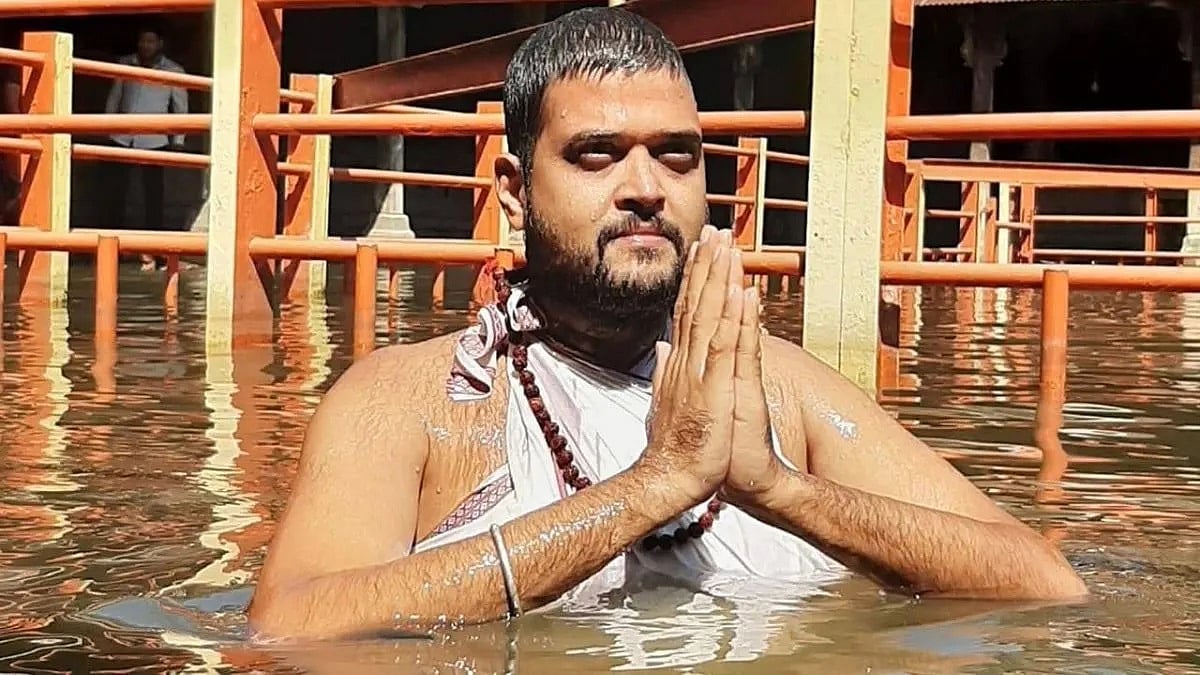 महाराष्ट्र में अशोक खरात की तरह एक और ढोंगी बाबा बेनकाब, रेप केस दर्ज, पुलिस तलाश में जुटी