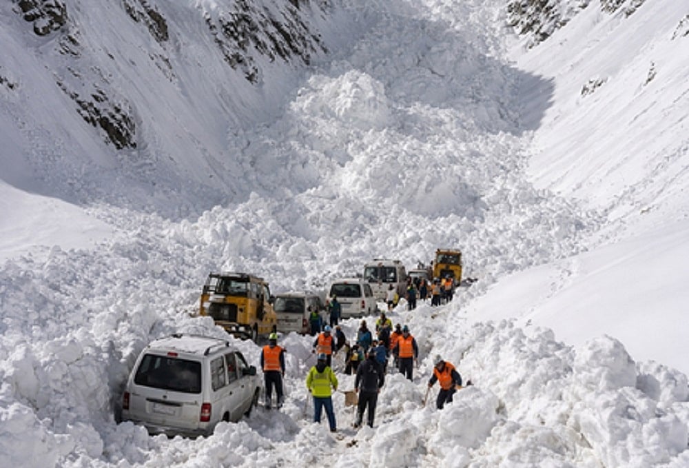 लद्दाख में कुदरत का कहर, जोजिला दर्रे पर हिमस्खलन में 7 लोगों की मौत, 5 घायल, कई वाहन फंसे