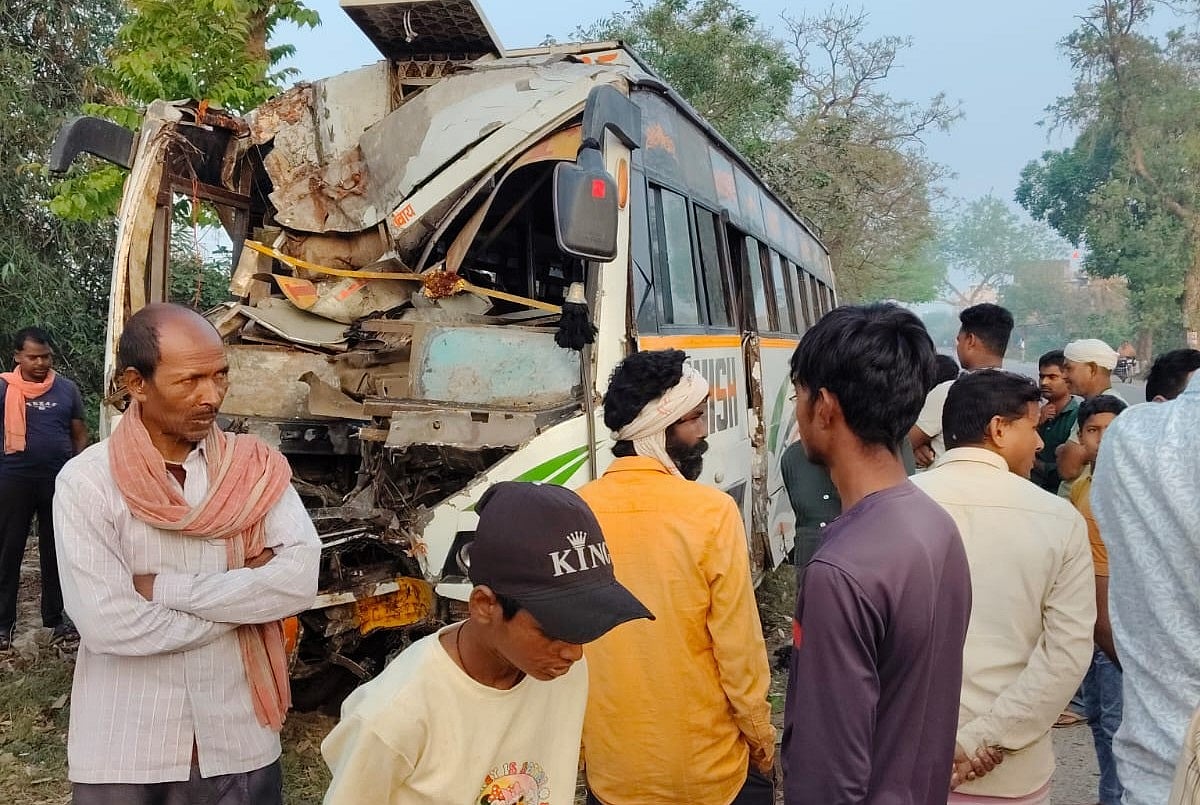 यूपी के मऊ में भीषण सड़क हादसा, अयोध्या से लौट रहे श्रद्धालुओं की बस पेड़ से टकराई, 40 लोग घायल