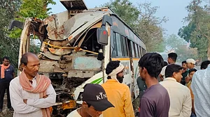 यूपी के मऊ में भीषण सड़क हादसा, अयोध्या से लौट रहे श्रद्धालुओं की बस पेड़ से टकराई, 40 लोग घायल