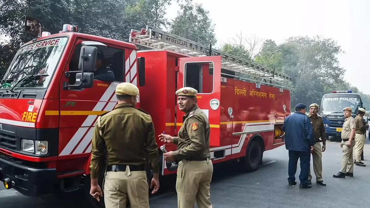 उत्तर पूर्वी दिल्ली में बहुमंजिला घर में लगी भीषण आग, 4 लोगों ने पहली मंजिल से लगाई छलांग