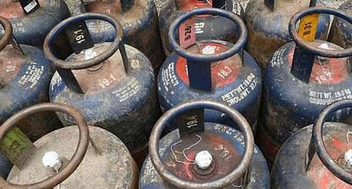 देश को महंगाई का झटका, कमर्शियल LPG की कीमतों में ₹195.5 की बढ़ोतरी, जानें कितने में मिल रहा 19 KG का सिलेंडर  