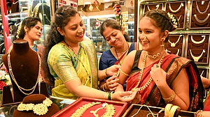 अर्थतंत्र की खबरें: सोने और चांदी में बड़ी गिरावट और रुपए में 13 वर्षों में सबसे बड़ी तेजी