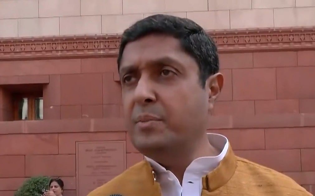 'बिना वैश्विक संकट यूपी में क्यों थी यूरिया की कमी', खाद संकट और तेल के बढ़ते दाम पर उज्ज्वल रमन सिंह का तंज