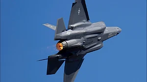 ईरान ने अमेरिका के सबसे खतरनाक लड़ाकू विमान को मार गिराया, F35 के पायलट को भी बंधक बनाने का दावा