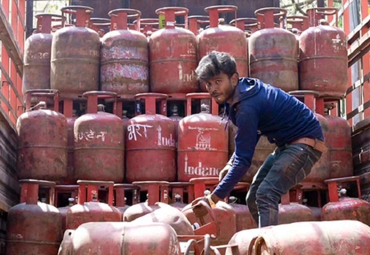 देश में LPG किल्लत से जूझ रहे लोगों को राहत, बिना एड्रेस भी ये सिलेंडर मिलेंगे डबल! जानें किसे मिलेगा फायदा?