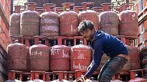 देश में LPG किल्लत से जूझ रहे लोगों को राहत, बिना एड्रेस भी ये सिलेंडर मिलेंगे डबल! जानें किसे मिलेगा फायदा?