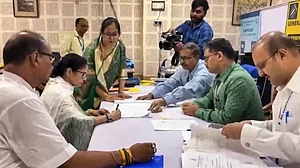 बंगाल चुनाव: ममता ने भवानीपुर सीट से नामांकन दाखिल करने के बाद कहा- मेरे जीवन में सब कुछ यहीं से शुरू हुआ