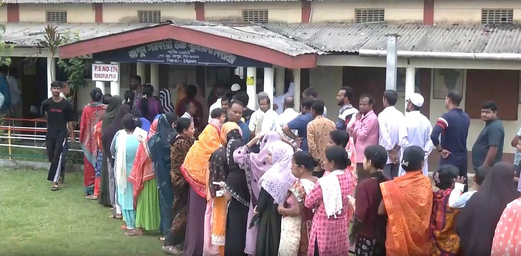 Assam Election: असम में मतदान केंद्रों पर बड़ी संख्या में पहुंचीं महिलाएं, फर्स्ट टाइम वोटर बोले- हमें विकास चाहिए 