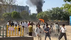 नोएडा में श्रमिकों का उग्र प्रदर्शन, गाड़ियों में की तोड़फोड़-आगजनी, वेतन वृद्धि को लेकर बढ़ा बवाल, कई जगह लगाया जाम