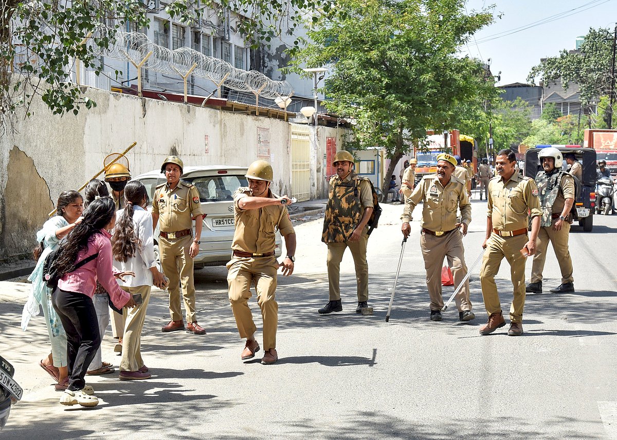 नोएडा में आज भी बवाल! मजदूरों का कई जगह प्रदर्शन, सेक्टर 121 और 80 में पुलिस पर पत्थरबाजी