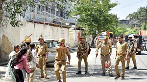 नोएडा में आज भी बवाल! मजदूरों का कई जगह प्रदर्शन, सेक्टर 121 और 80 में पुलिस पर पत्थरबाजी