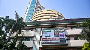 अर्थतंत्र की खबरें: भारतीय शेयर बाजार हरे निशान में बंद और सोना-चांदी के दामों में उतार चढ़ाव जारी