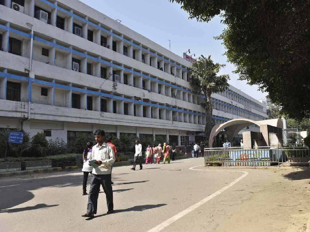 दिल्ली के एक अस्पताल में भर्ती मरीज ने पांचवीं मंजिल से कूदने की धमकी दी, रेस्क्यू ऑपरेशन जारी