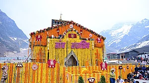 'हर-हर महादेव' के जयघोष के बीच खुले केदारनाथ के कपाट, आस्था का उमड़ा सैलाब