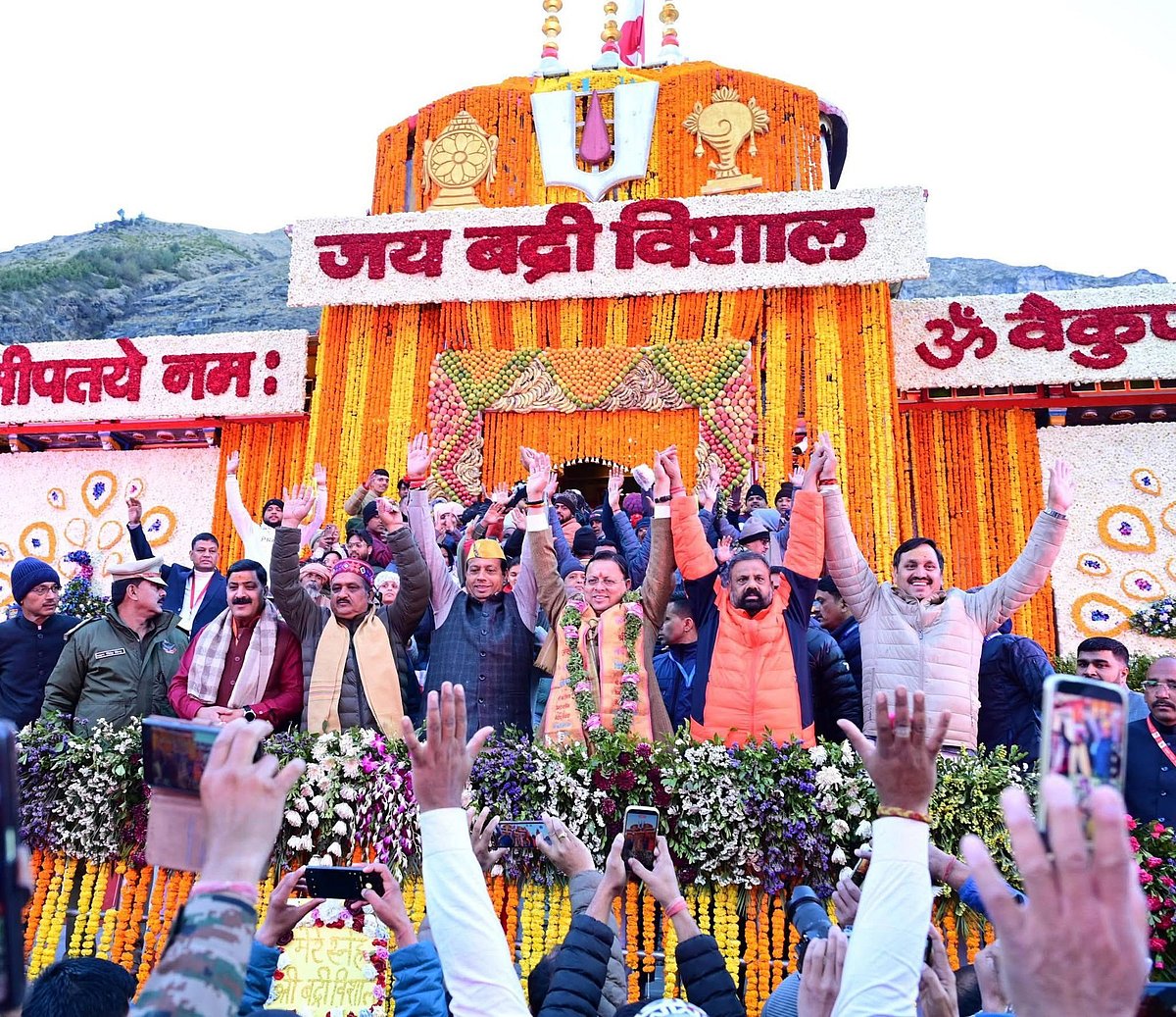 वैदिक मंत्रोच्चार और विधि विधान के साथ खुले बद्रीनाथ के कपाट, जयकारों से गूंजा पूरा धाम