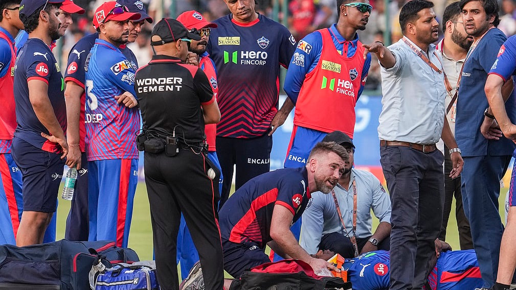 IPL: दिल्ली-पंजाब के बीच मैच के दौरान एनगिडी को लगी गंभीर चोट, एंबुलेंस से अस्पताल ले जाया गया