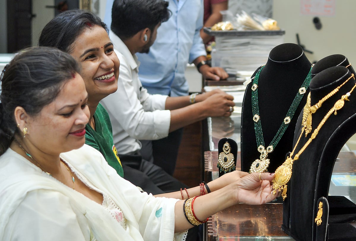 अर्थतंत्र की खबरें: भारत में सोने में निवेश की हिस्सेदारी बढ़कर हुई 42 प्रतिशत और जानें रुपया की क्या रही चाल?