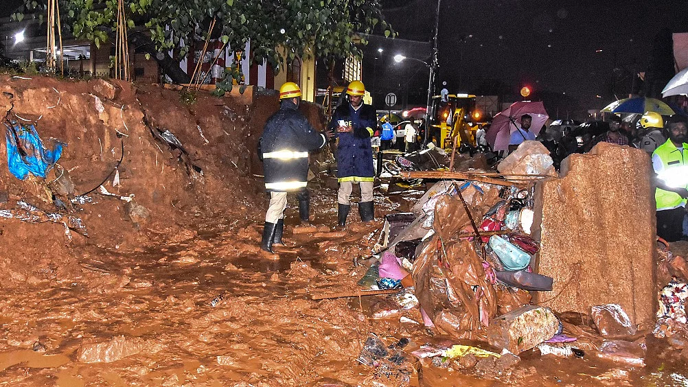 बेंगलुरु में तेज बारिश और आंधी से अस्पताल की दीवार गिरी, 7 लोगों की मौत, सीएम सिद्धरमैया ने जांच के आदेश दिए