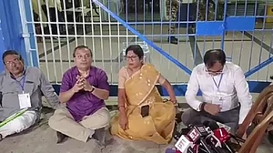 बंगाल चुनावः TMC ने ईवीएम में छेड़छाड़ की आशंका जताई, पार्टी नेता स्ट्रांगरूम के बाहर धरने पर बैठे