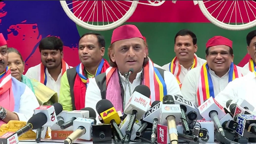 '‘गुजरात मॉडल’ का ट्रांसफ़ॉर्मर उत्तर प्रदेश में जल गया, जबरदस्ती जोड़े गये तारों से निकल रही चिनगारी', अखिलेश यादव का तंज